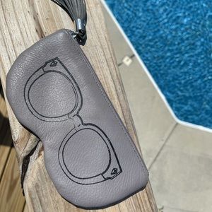 Zippered sunglasses case 🧺